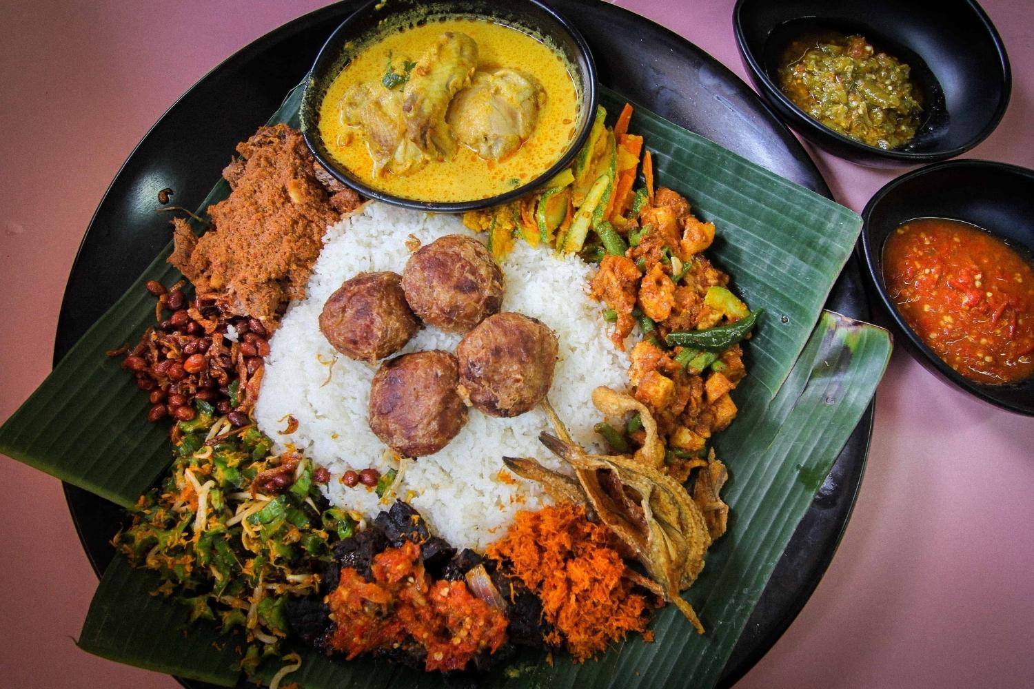 nasi-ambeng-recipe-javanese-malaysian-shared-rice-platter