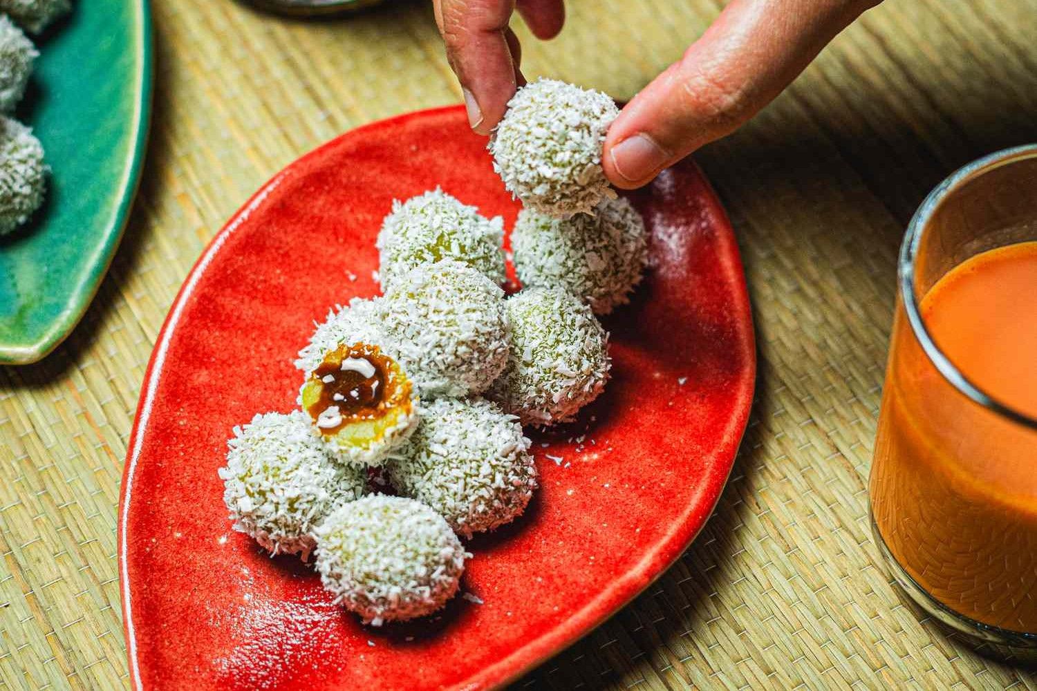 ondeh-ondeh-recipe-pandan-glutinous-rice-balls-with-gula-melaka